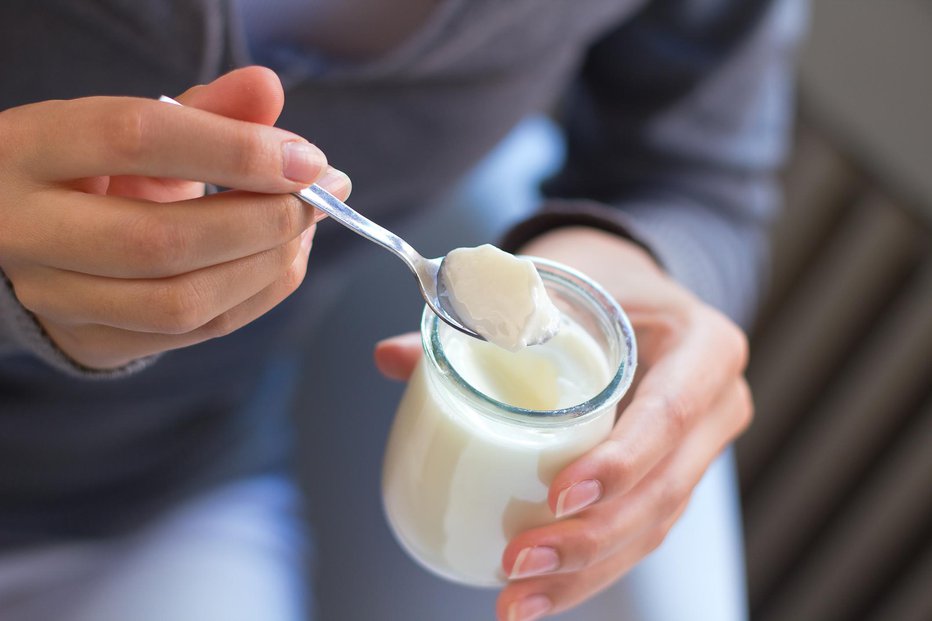 Fotografija: Jogurt je varno zaužiti tudi po pretečenem roku uporabe. FOTO: Thinkstock