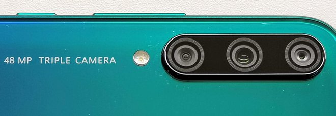 Trooka kamera je eden od glavnih adutov tega telefona za dobrih dvesto evrov.