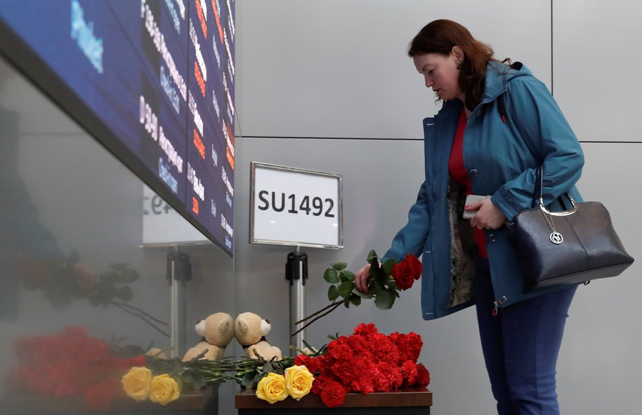 Fotografija: V spomin na umrle na letališču polagajo cvetje. FOTO: Tatyana Makeyeva, Reuters