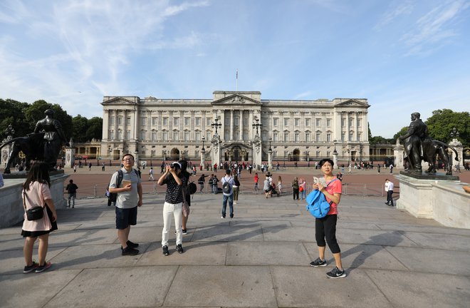 Buckinghamska palača, njena uradna rezidenca, bo čez poletje zaprta. FOTOGRAFIJE: REUTERS