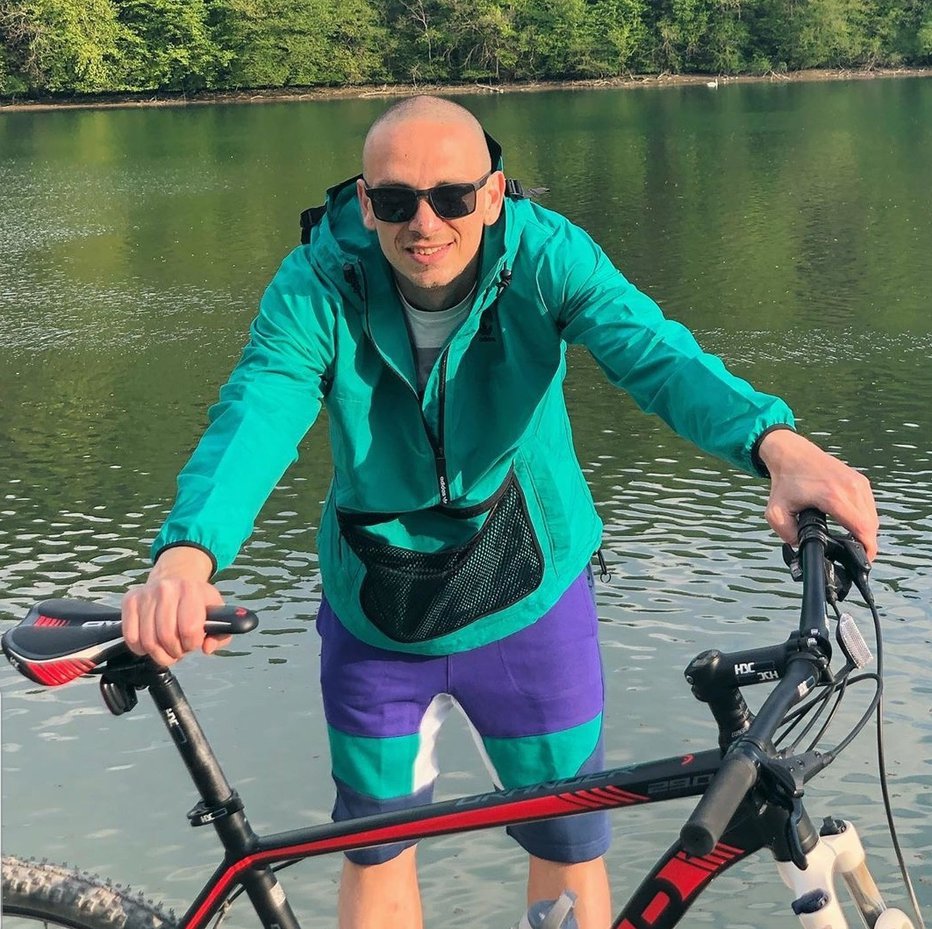 Fotografija: Raper Nipke rad kolesari ob Zbiljskem jezeru in opazuje labode, tokrat pa si je kolo sposodil.