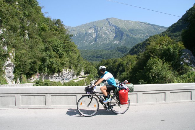 Tudi na kolesu upoštevajte varno razdaljo. FOTO: Blaž Močnik