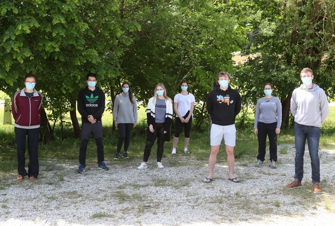 Sekcija študentov zdravstvene nege in babištva ter Zveza študentov medicine Slovenije sta se povezali in prostovoljno pomagali v Domu za starejše občane v Ljutomeru. FOTO: Dejan Javornik