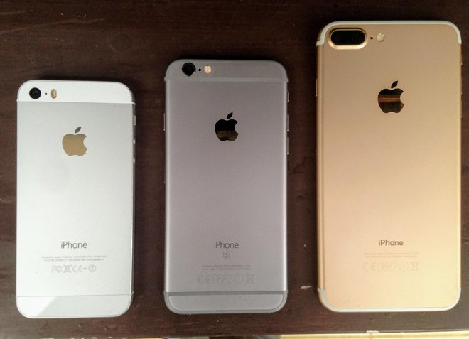 Apple ponuja redno podporo tudi za pet let stare telefone, a tudi starejši, kot je iphone 5S (levo), še vedno prejemajo varnostne popravke. FOTO: Staš Ivanc
