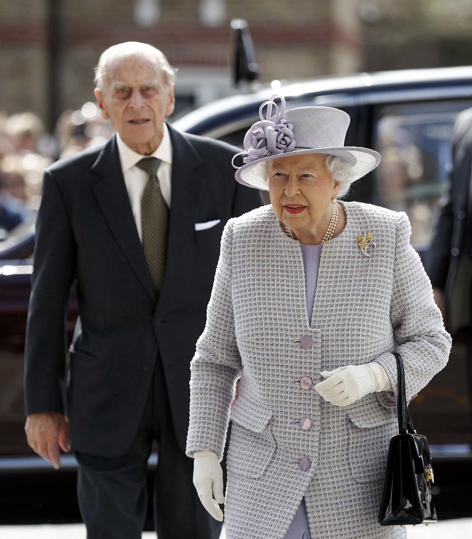 Fotografija: Za kraljico in njenega moža v izolaciji skrbi veliko manj zaposlenih kot sicer. FOTO: Guliver/getty Images