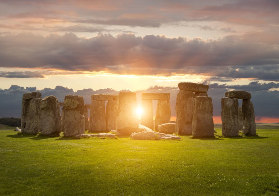 Fotografija: Ob Stonehengu se vsako leto zbere več tisoč ljudi, ki pozdravijo prihod najdaljšega dne v letu. Letos pa si bo sončni vzhod 21. junija mogoče ogledati kar v živo prek spleta. FOTO: Shutterstock