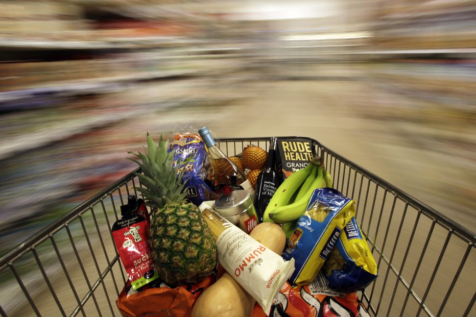 Fotografija: Hrana se zelo draži, še posebej meso in sadje. FOTO: Reuters
