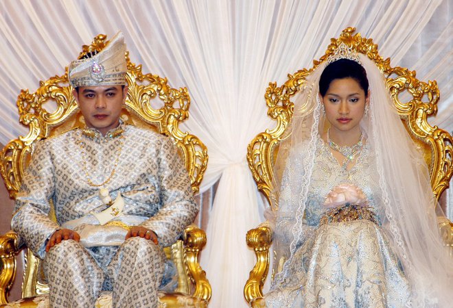 V zlatu in diamantih<br />
Bogati dvor brunejskega sultana si lahko privošči še posebno veličastne poroke. Takole sta se leta 2006 vzela Yam Pg Anak Hajah Huda Bahaaul Bulqiah in Pg Hj Mohamed Suhaimi Pa Penggawa Laila Bentara Istiadat Diraja Dalam Istana