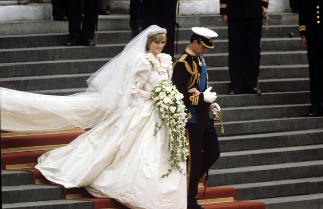 Poroka stoletja<br />
Poroka med princem Charlesom in princeso Diano je bila najlepša, najrazkošnejša in najbolj pravljična v zadnjih 100 letih. foto Profimedia, Reuters