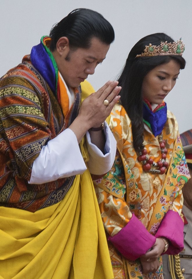 Poroka v Butanu<br />
V skladu z domačimi običaji sta se leta 2011 poročila kralj Jigme Khesar Namgyel Wangchuck in kraljica Jetsun Pema. foto Profimedia, Reuters