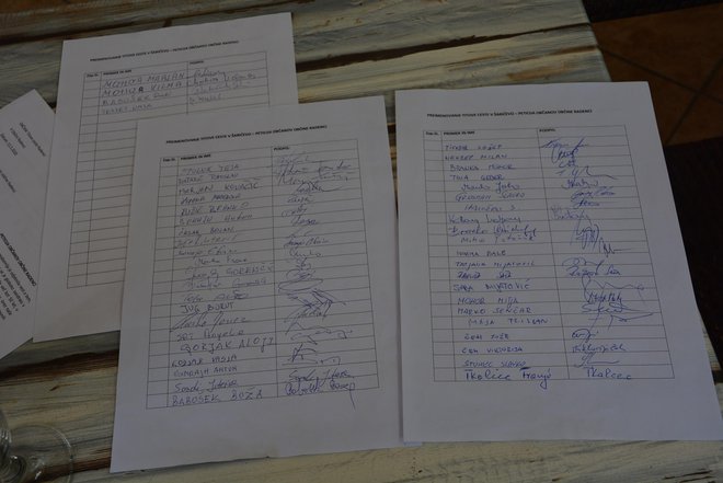 Zbirajo podpise. FOTO: Oste Bakal