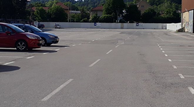 Skoraj prazno parkirišče pri UE Ljubljana, Tobačna mesto. FOTO: Zala, bralka poročevalka