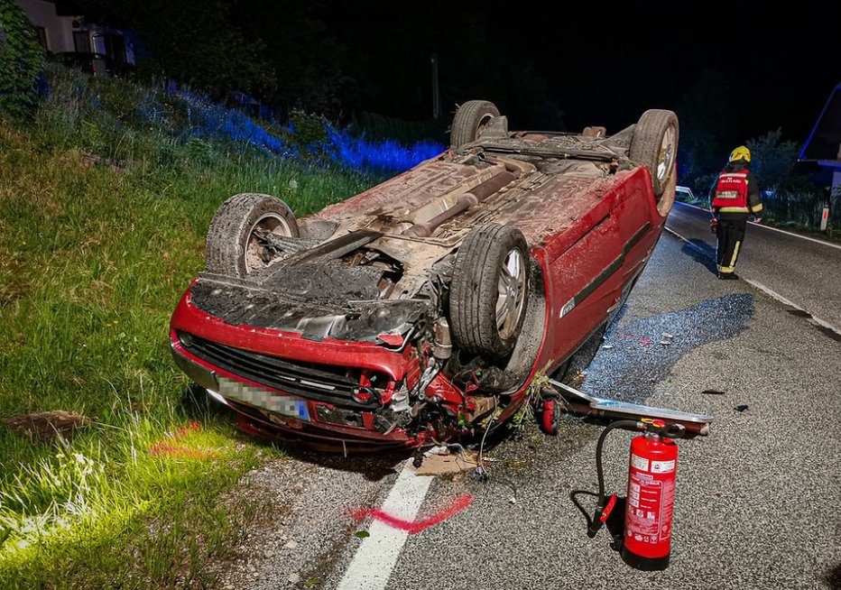 Fotografija: Voznik je bil poškodovan. FOTO: PGD Bistrica Pri Tržiču
