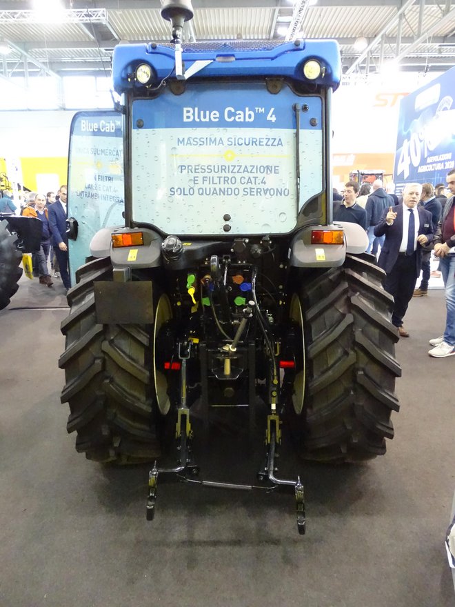 New Holland je za ozkokolotečno serijo traktorjev za sadjarstvo in vinogradništvo že več let ponujal kabino blue cab 4, ki sadjarja ali vinogradnika varuje pred prahom, aerosoli in paro. FOTO: Tomaž Poje