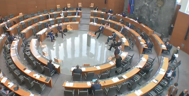 Na seji državnega zbora je bila uro po začetku seje le še peščica poslancev. FOTO: RTV Slovenija