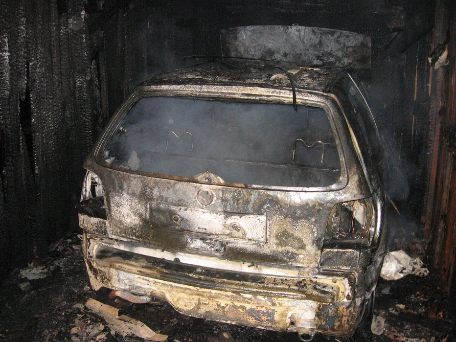 Fotografija: Vozilo je bilo popolnoma uničeno (simbolična fotografija). FOTO: Poklicna gasilska enota Maribor