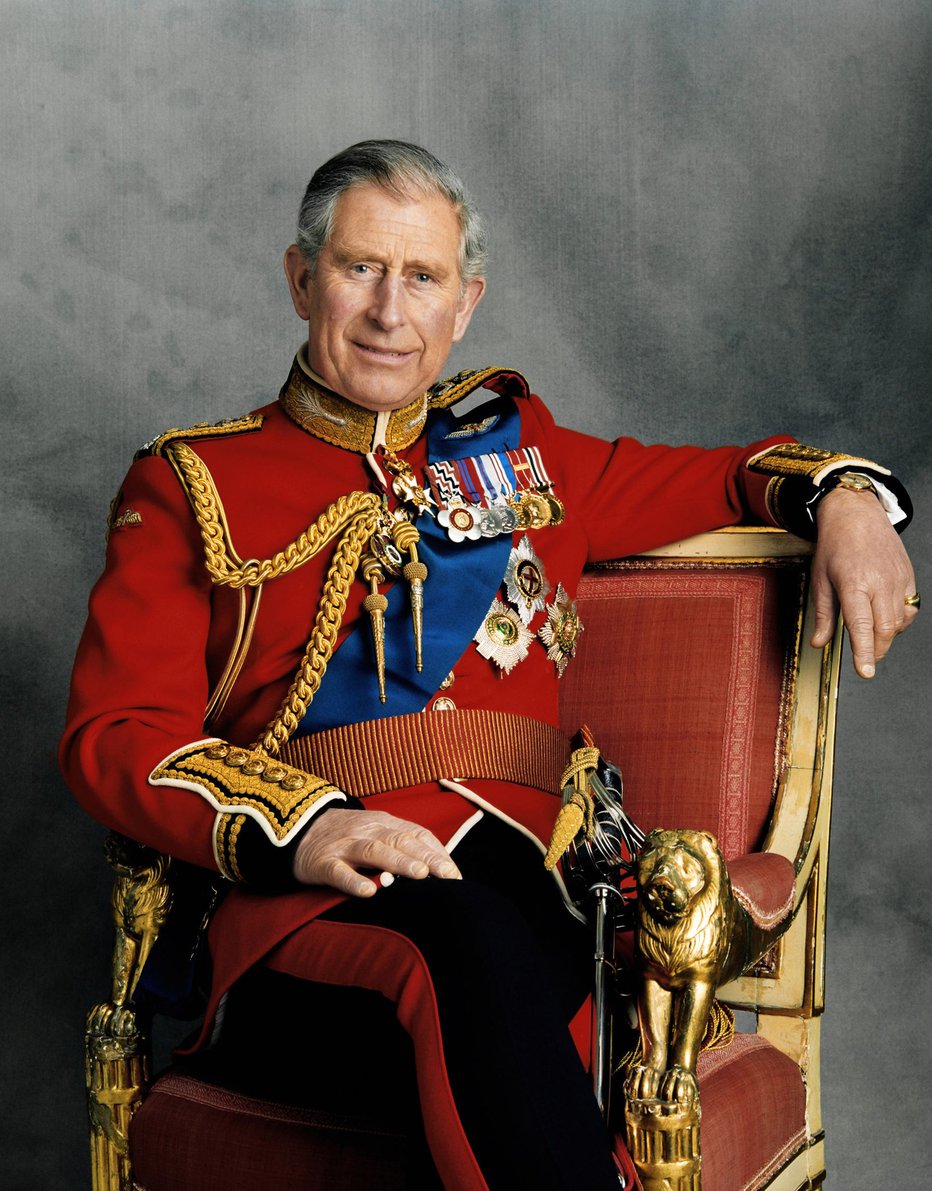 Fotografija:  EMBARGOED FOR PUBLICATION UNTIL 0001GMT FRIDAY NOVEMBER 14, 2008The Prince of Wales sits for an official portrait, taken by photographer Hugo Burnand on February 27, 2008, to mark his 60th birthday in this handout photograph released November 13, 2008.    REUTERS/Hugo Burnand/Handout  (BRITAIN)TEMPLATE OUT.  FOR EDITORIAL USE ONLY. NOT FOR SALE FOR MARKETING OR ADVERTISING CAMPAIGNS. NO ONLINE USE. NOT FOR SALE FOR INTERNET DISPLAY.