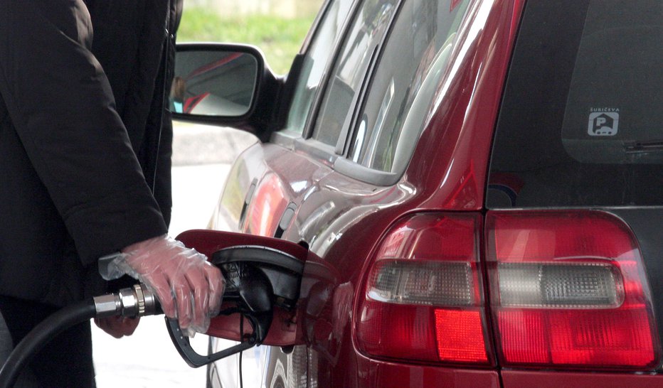 Fotografija: Cena bencina najnižja v zadnjih 11 letih. FOTO: Roman Šipić, Delo