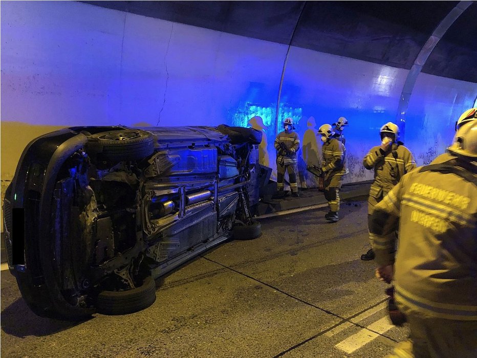 Fotografija: Volvo je obstal na boku, voznik pa izpuhtel. FOTO: Facebook