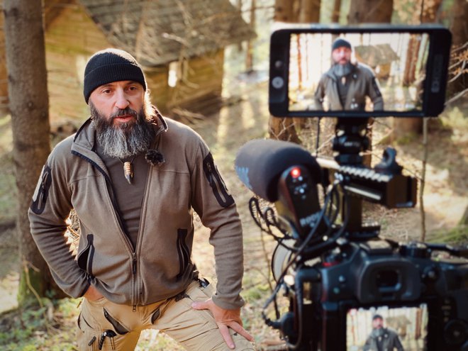 Brane T. Červek med snemanjem oddaje Preživetje v divjini FOTO: PLANET TV