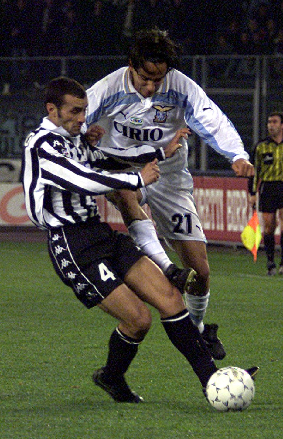 Fotografija: Simone Inzaghi je kot napadalec Lazia v šampionski sezoni 1999/2000 bil boj za krono z Juventusom in njegovim branilcem Paolom Monterom. FOTO: Reuters