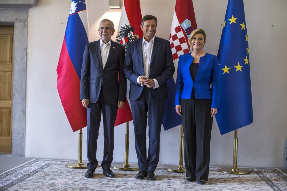 Fotografija: Borut Pahor, Alexander van der Bellen in Kolinda Grabar Kitarović na delovnem sestanku v Vili Vipolže leta 2018. FOTO: Voranc Vogel, Delo