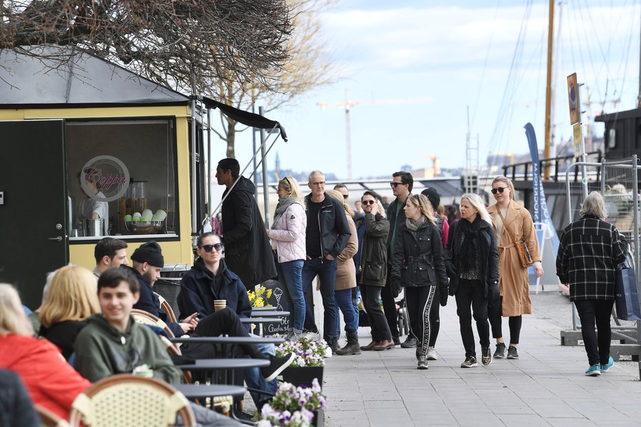 Fotografija: Švedska v nasprotju z veliko večino drugih evropskih držav ni uvedla strogih omejitev gibanja. FOTO: Reuters