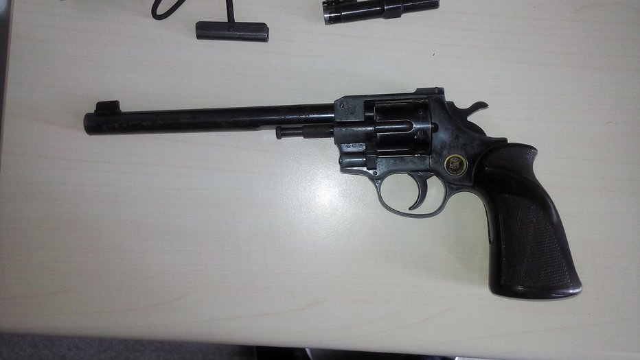 Fotografija: Policisti so našli revolver in naboje. FOTO: PP Ptuj