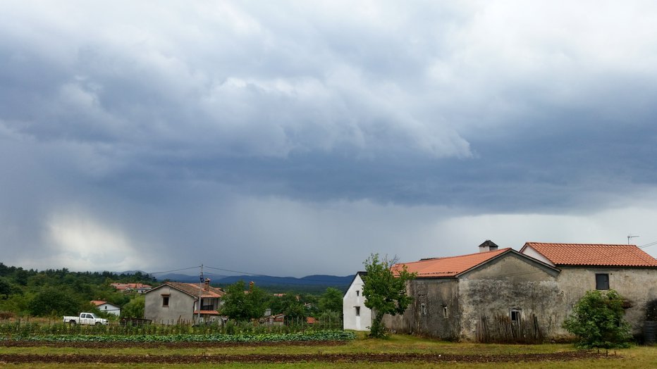 Fotografija: Nevihta na Krasu (fotografija je simbolična.) FOTO: Marko Feist, Slovenske novice