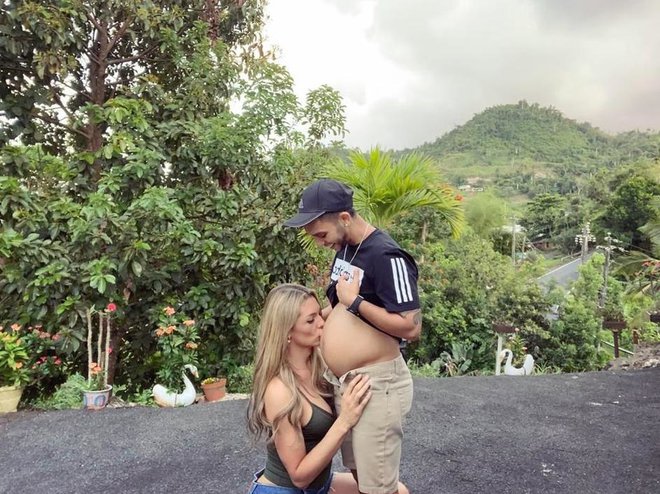 Nosečniški trebuh ima Esteban, ki bo biološka mama, Danna pa biološki oče. FOTO: Instagram