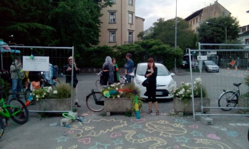 Fotografija: Petkovi protesti v Novi Gorici, kjer so podrli ograjo na meji. FOTO: bralec Slavko