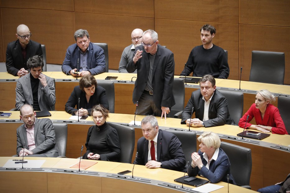 Fotografija: Državni zbor je potrdil tretji paket ukrepov. FOTO: Uroš Hočevar