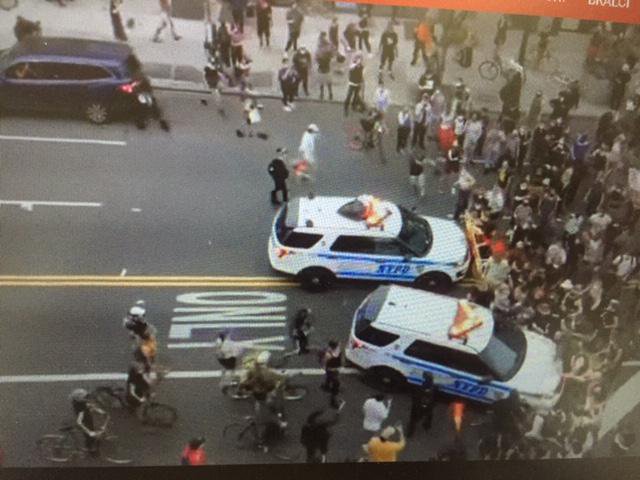 Fotografija: Policisti so morali nekako pobegniti, je o incidentu, ko so zapeljali v možico protestnikov, povedal newyorški župan. FOTO: YouTube