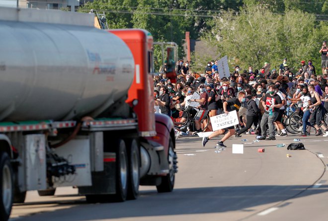 Cisterna je zapeljala med protestnike, ti so potem obračunali z voznikom. FOTO: Reuters