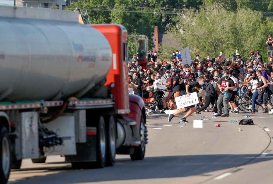 Fotografija: Cisterna je zapeljala med protestnike, ti so potem obračunali z voznikom. FOTO: Reuters