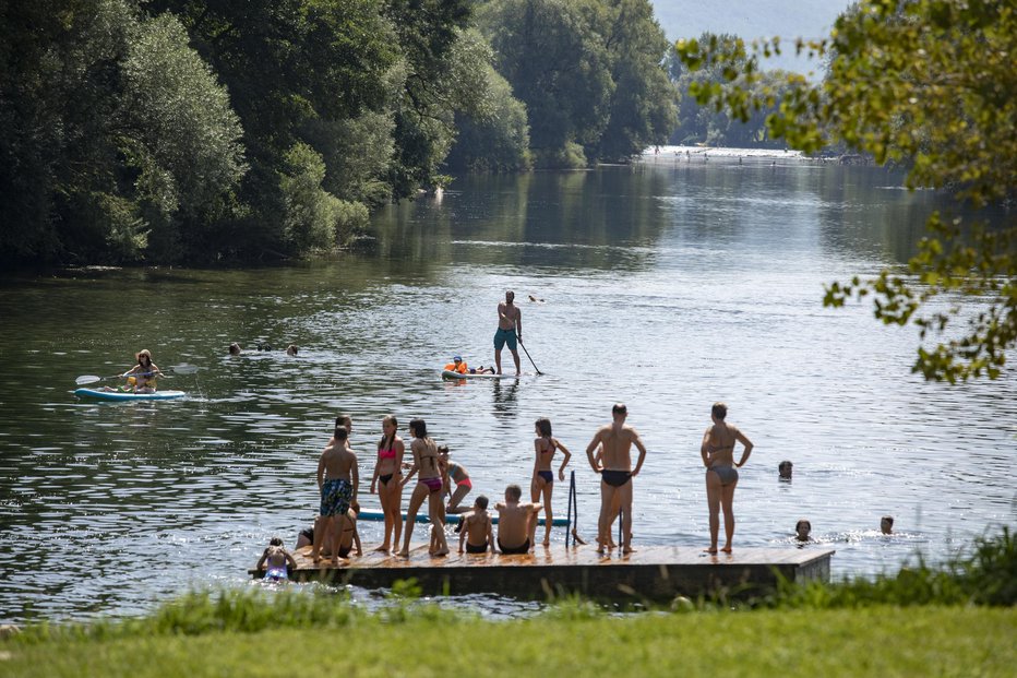 Fotografija: Poziv, da Slovenci ostanemo doma v tem poletju in letu. FOTO: Voranc Vogel 