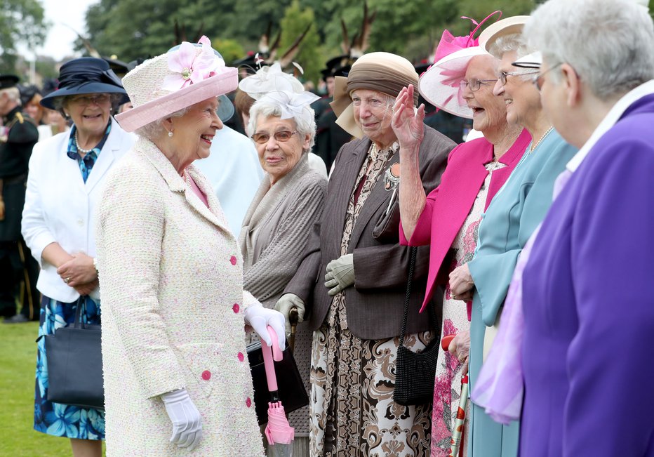Fotografija: Kraljičine vrtne zabave so zelo priljubljene, saj na njih navadni smrtniki dobijo priložnost, da jo spoznajo. FOTO: Guliver/getty Images