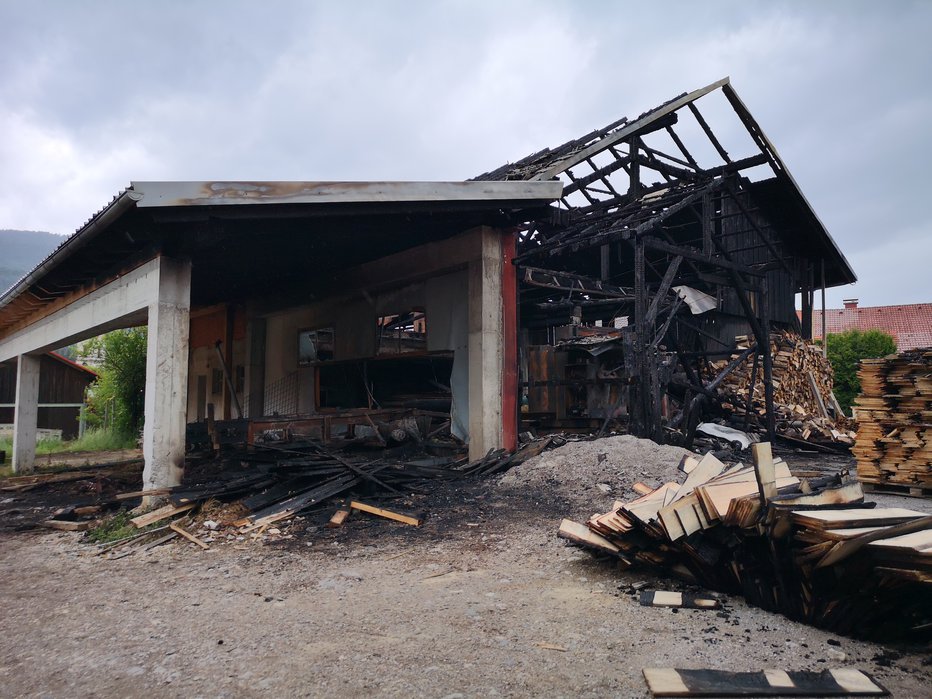 Fotografija: Objekt z žago in nekaj opreme v njej je popolnoma uničen, zgorele so deske in drva ob strani. FOTO: Milan Glavonjić