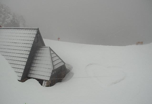 Fotografija: Na Kredarici je v zadnjih 12 urah zapadlo pet centimetrov novega snega. FOTO: Arso