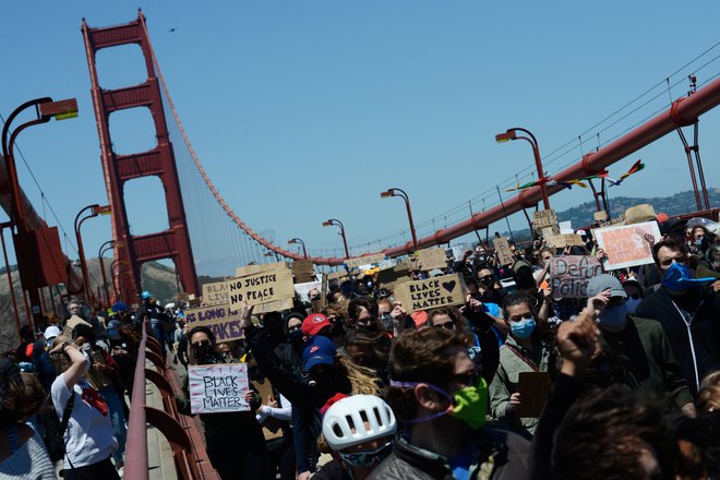 Sloviti most Golden Gate v San Franciscu je preplavila reka demonstrantov.