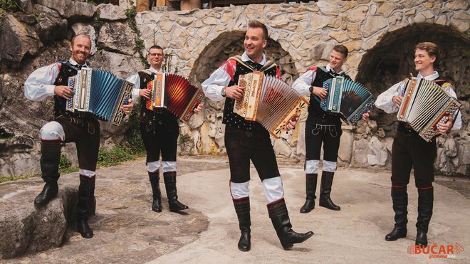 Simon Bučar (v sredini) obkrožen s svojimi harmonikarji