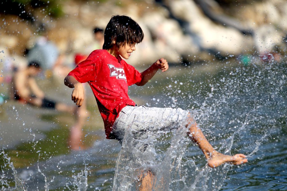Fotografija: Otroci na počitnicah na morju. FOTO: Roman Šipić, Delo