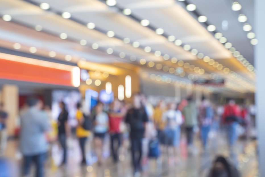 Fotografija: Blurred,defocused background of Crowd in trade event exhibition hall. Business trade show,shopping mall and marketing advertisement concept,MICE industry business concept FOTO: Cofotoisme Getty Images/istockphoto