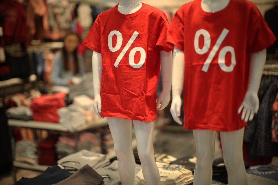 Fotografija: Razprodaje in zniževanje cen v trgovinah. FOTO: Jure Eržen