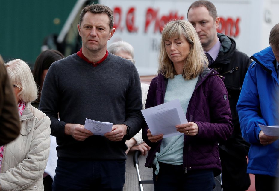 Fotografija: Kate in Gerry McCann ob obletnici hčerinega izginotja. FOTO: Reuters/Darren Staples 