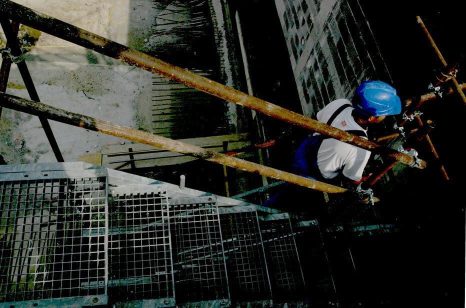 Fotografija: Delavci migranti, ki jih je v gradbeništvu največ, pogosto nimajo pogojev za bivanje, ki bi omogočali samoizolacijo v primeru, da delavec zboli. FOTO: Roman Šipič