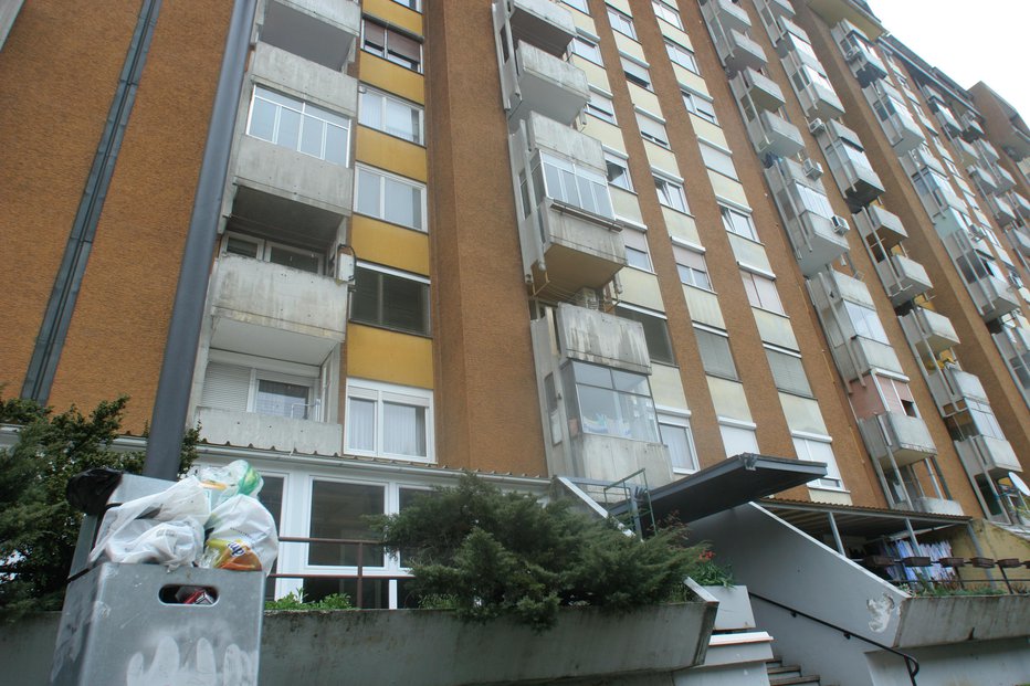 Fotografija: Vlada razmišlja o omejitvi izhodov iz stanovanj (fotografija je simbolična). FOTO: Mavric Pivk, Delo