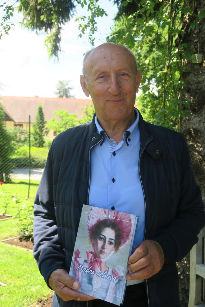 Ivan Sivec s knjigo o Almi Souvan FOTO: Janez Petkovšek 