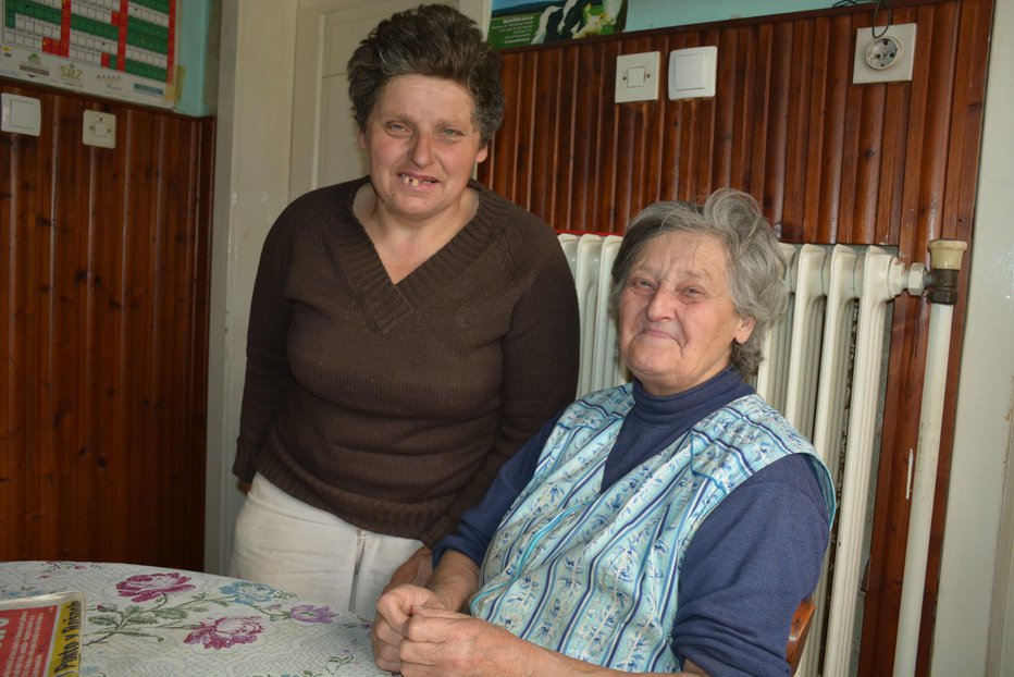 Fotografija: Sestri Marija Lenarčič (desno) in Pavla Sabotin si najbolj želita nove strehe. FOTOGRAFIJE: Oste Bakal