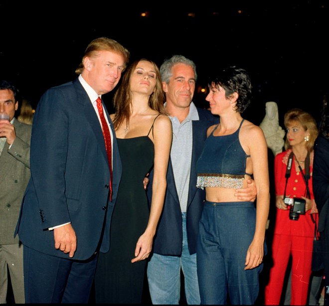 Donald Trump in Melania v družbi z Epsteinom in Ghislaine Maxwell v Trumpovem klubu v Mar-a-Lago na Floridi<br />
FOTO: guliver/GETTY IMAGES
